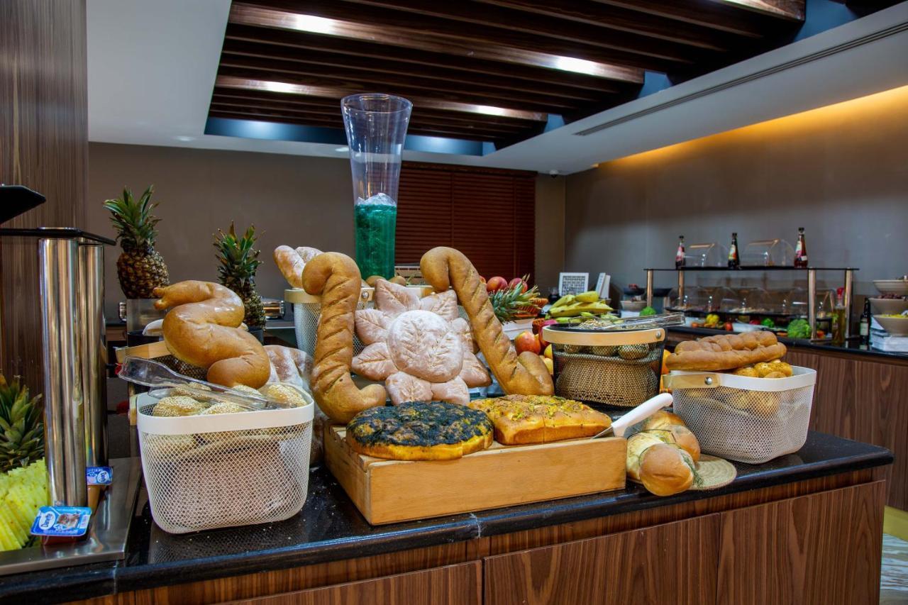 Petra Moon Luxury Hotel Wadi Musa Exterior foto A buffet at a hotel